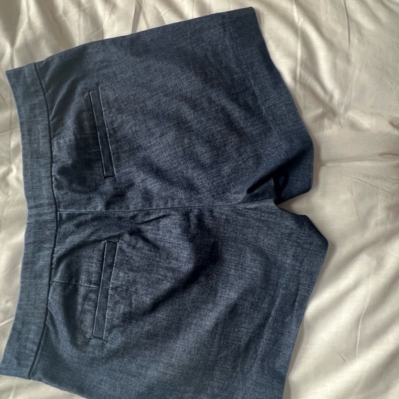 Size 6 Banana republic shorts with cute side buttons. Excellent used condition - Picture 2 of 2